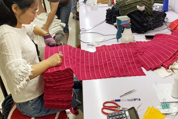 T恤衫橫機領加工現場